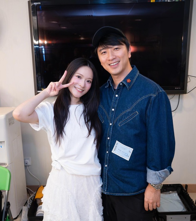 Vân Hạo Ảnh bên bình shisha cùng bạn trai