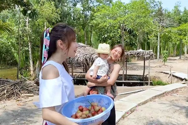Minh Hằng khoe thành quả hái rau trái của mình trong vlog