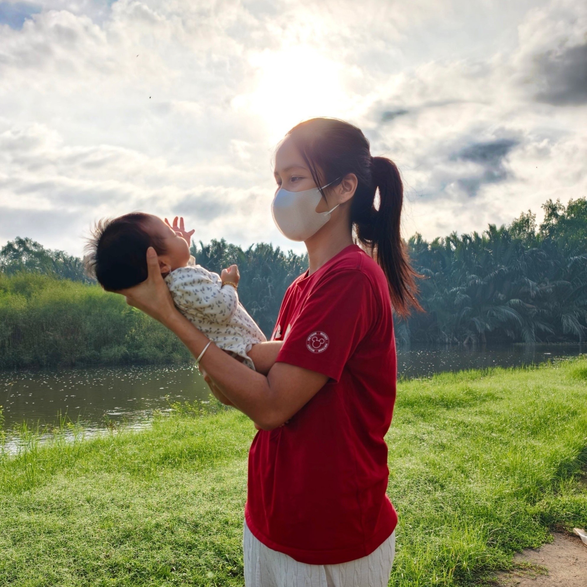 Hình ảnh vợ chồng và con gái tắm nắng