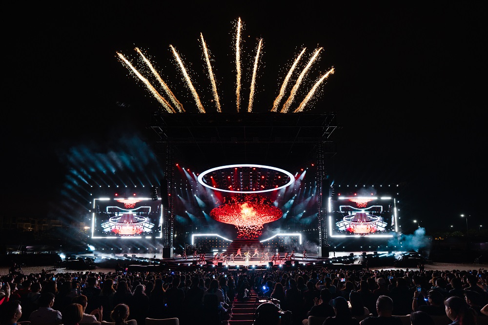 Quốc Thiên bật khóc trong live concert 10.000 khán giả- Ảnh 4. Khách mời trên sân khấu chúc mừng