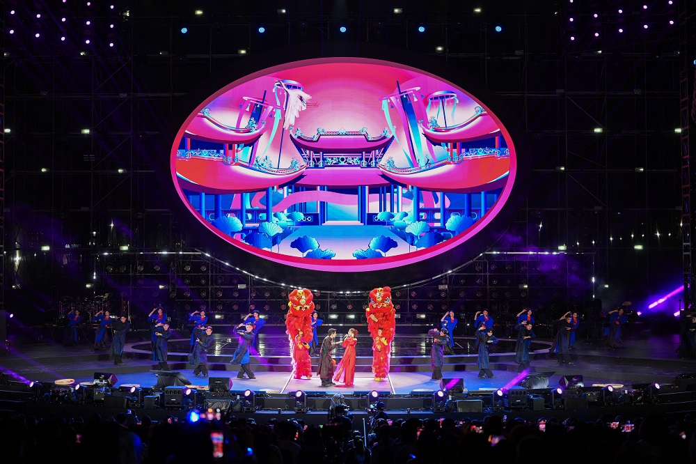 Quốc Thiên bật khóc trong live concert 10.000 khán giả- Ảnh 10. Tiết mục múa lân múa rồng nghệ thuật