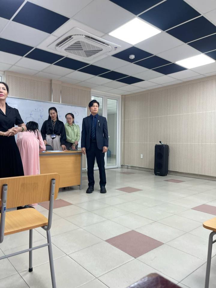 Anh bị nhầm tưởng là giám thị khi bước vào phòng thi