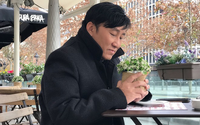 Ông bầu Hoàng Tuấn trên sân khấu