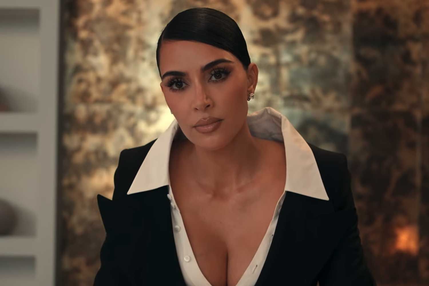 Biểu cảm đơ cứng của Kim Kardashian khi diễn xuất