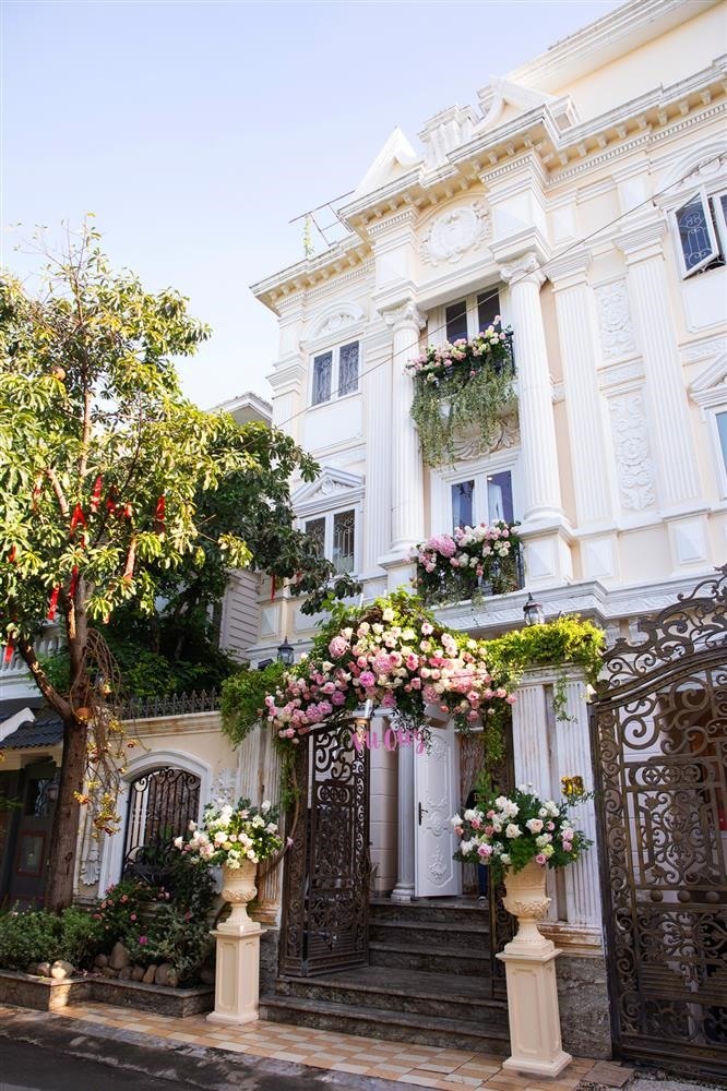 Biệt thự của Minh Hằng tọa lạc trên khu đất rộng hàng trăm mét vuông, với tông màu trắng - vàng sang trọng