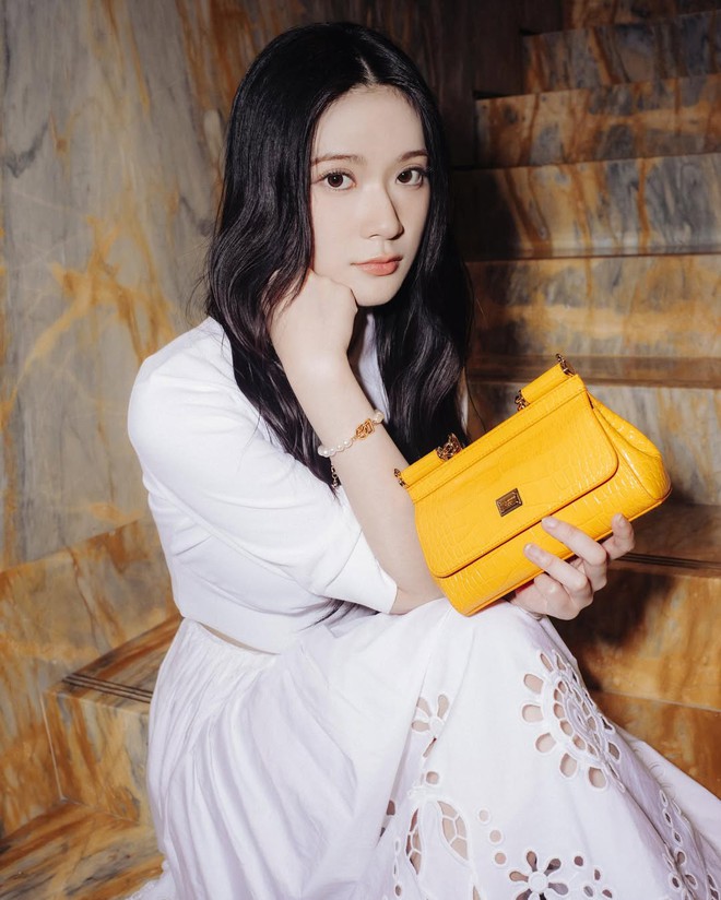 Vẻ đẹp ngây thơ, thánh thiện của Vân Hảo Ảnh