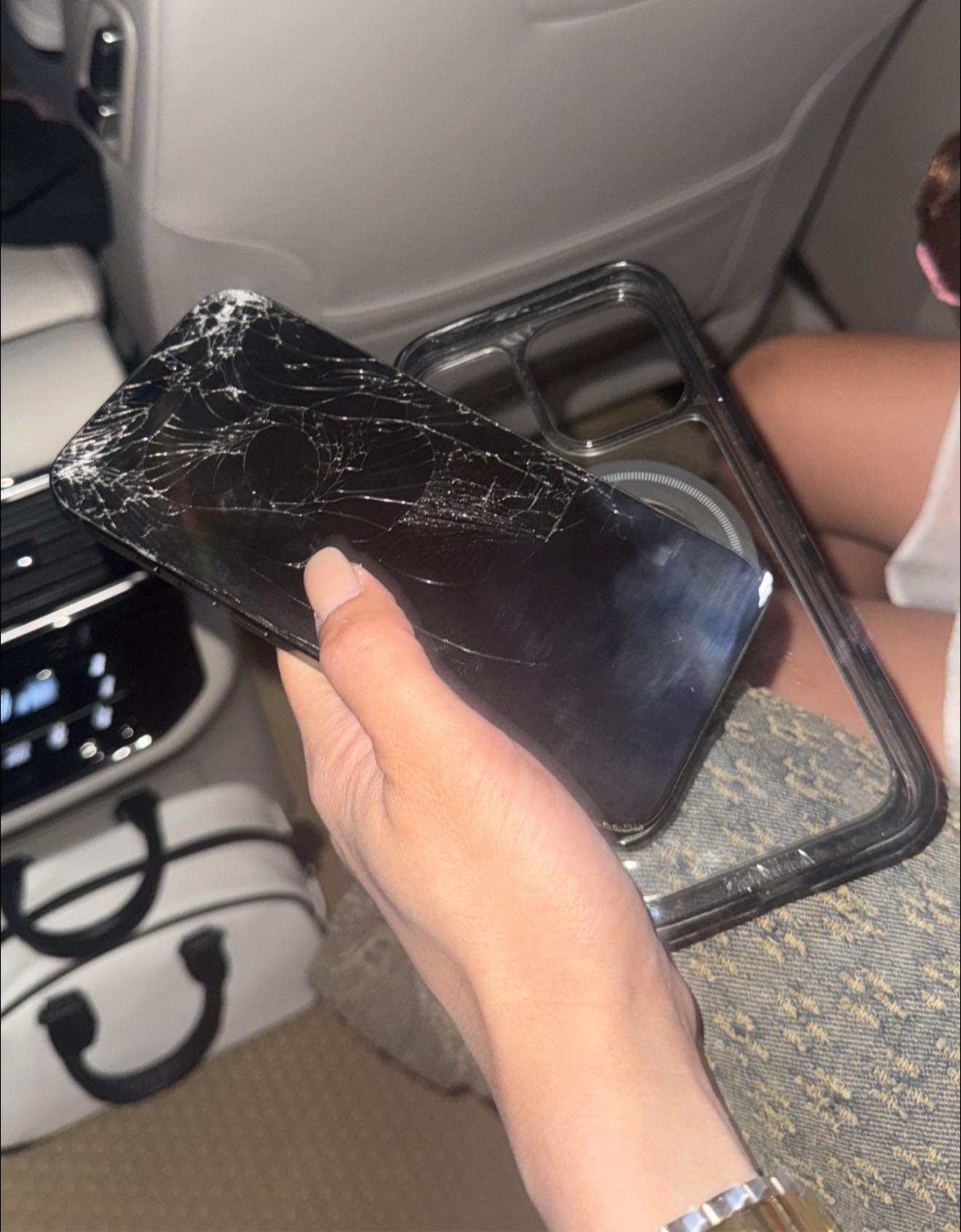 Chiếc điện thoại vỡ và đơn trình báo của Diệp Lâm Anh