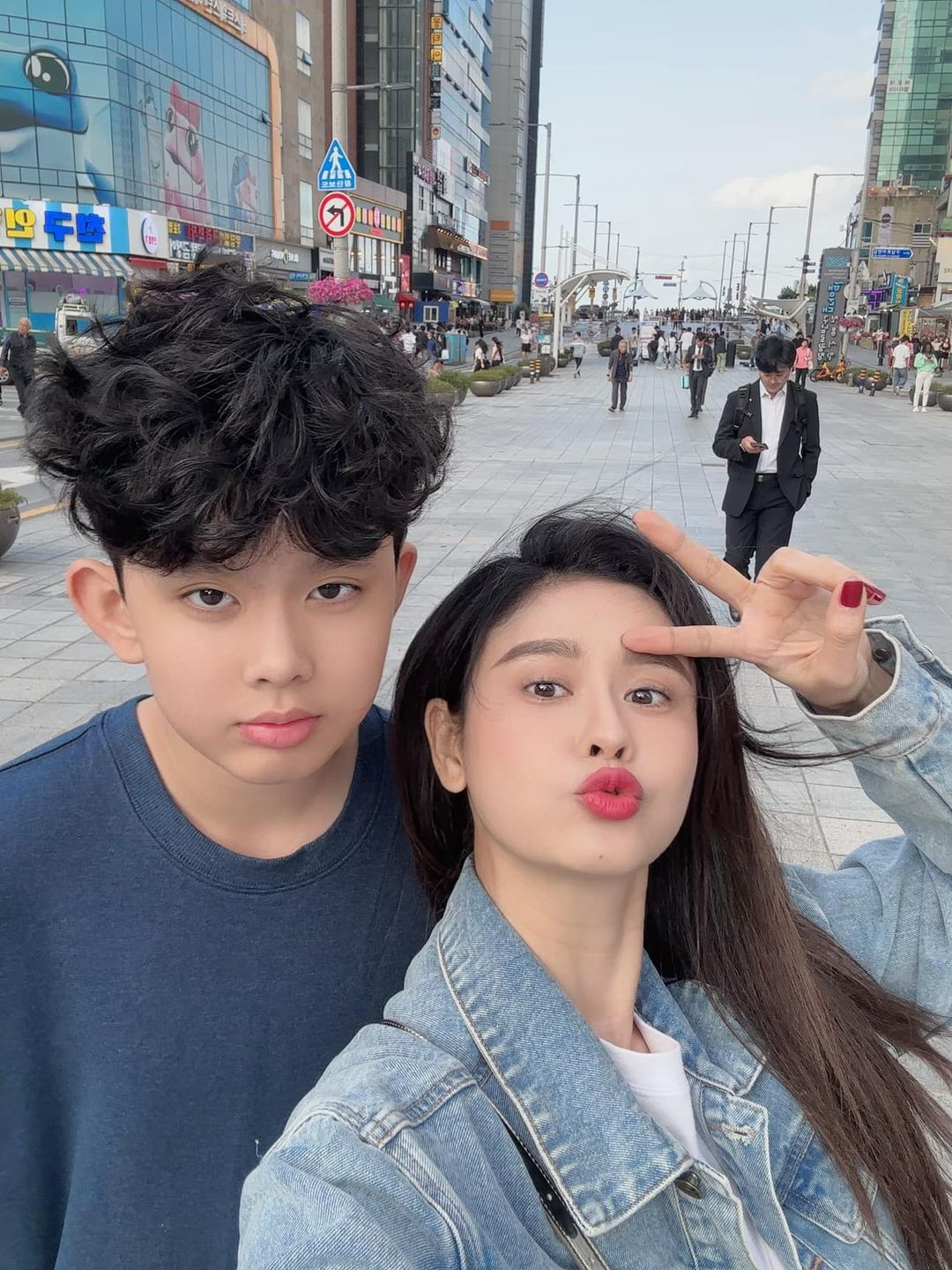 Trương Quỳnh Anh vui vẻ bên con trai cao lớn