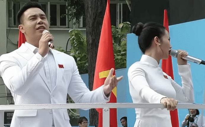 Nữ ca sĩ trên sân khấu concert quốc gia