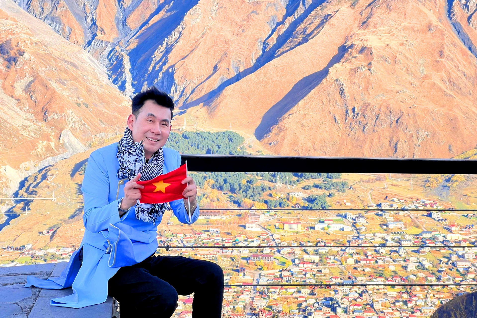 Đoan Trường khoác áo dài truyền thống trên đỉnh núi Kavkaz