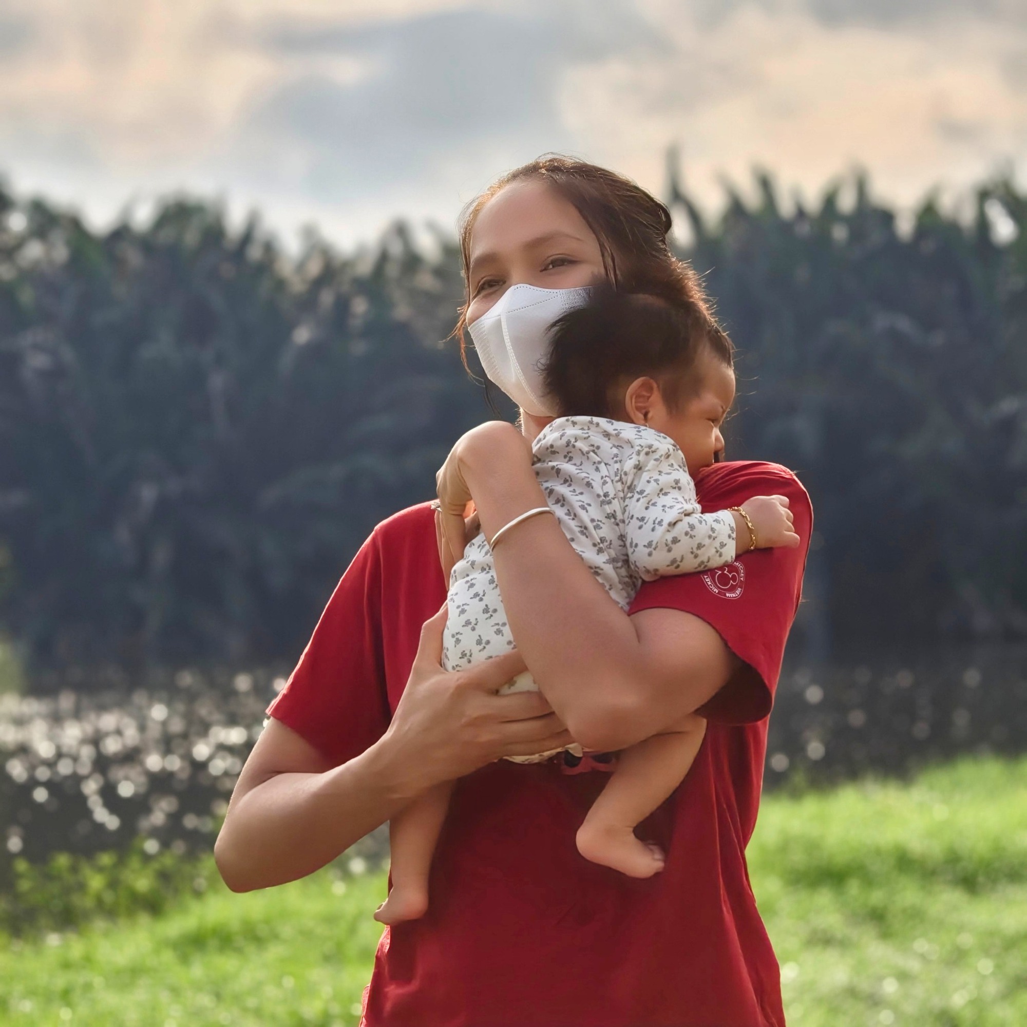 Tuấn Khôi chia sẻ hình ảnh H'Hen Niê đưa con gái đi tắm nắng