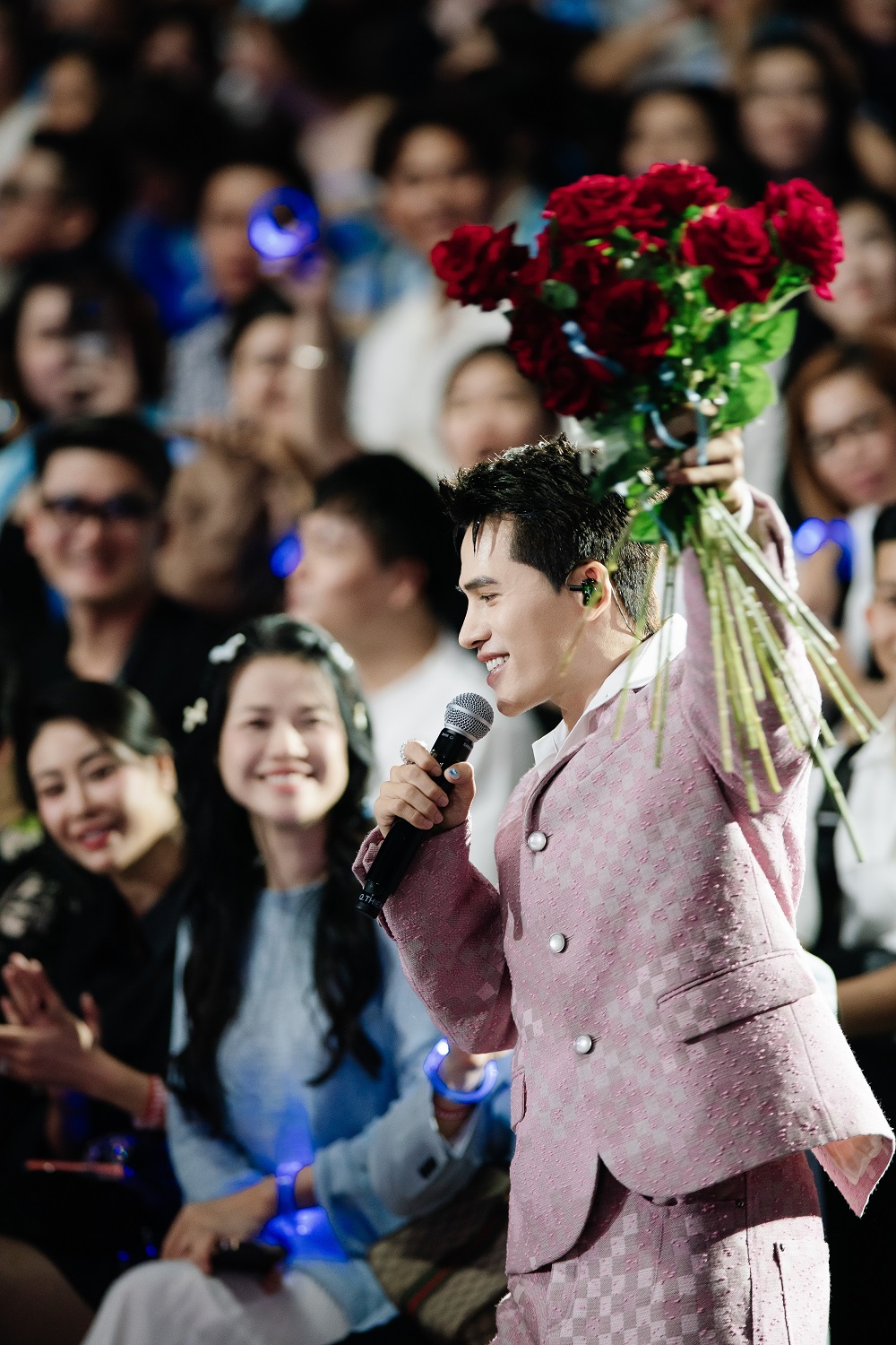 Quốc Thiên bật khóc trong live concert 10.000 khán giả- Ảnh 12. Hành động hỗ trợ đồng bào miền Trung