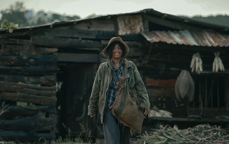 Lan Ngọc với kiểu tóc rối bời, da đen nhẻm