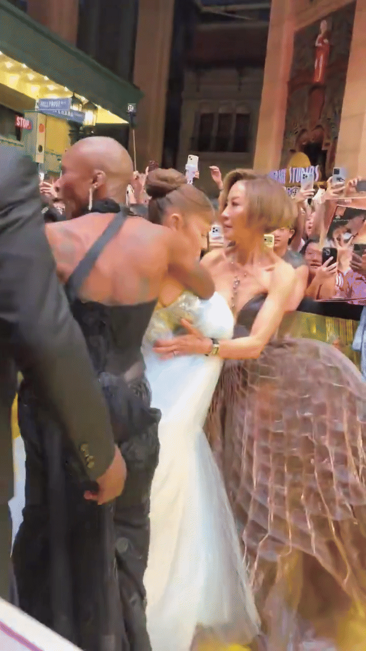 Cynthia Erivo bảo vệ, ôm lấy Ariana Grande giữa hỗn loạn