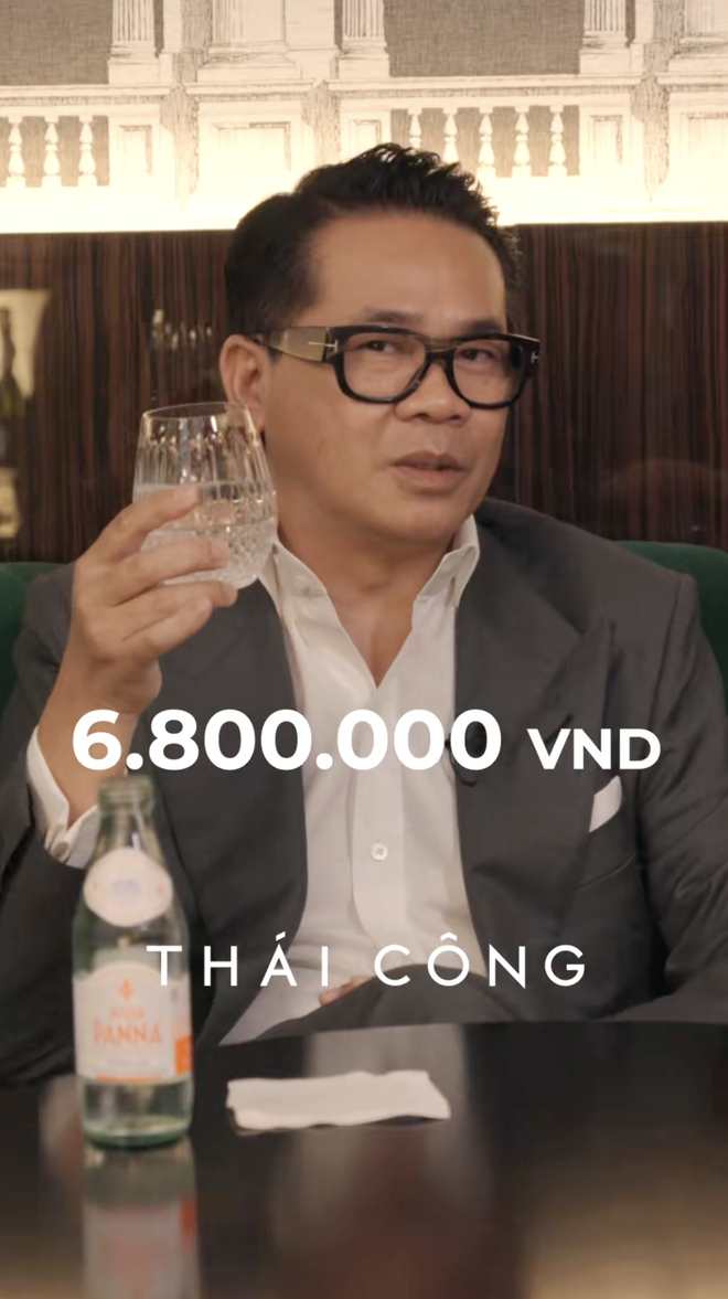 Bàn ghế và trang trí tại quán