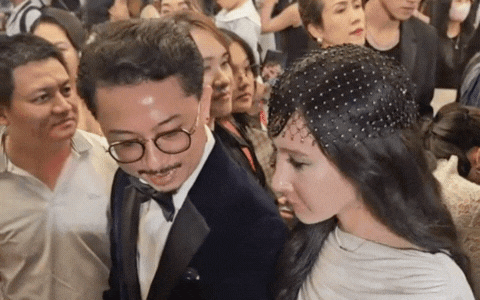 Tranh cãi chồng Lâm Vỹ Dạ để gái lạ khoác tay trên thảm đỏ - Ảnh 1. Khoảnh khắc chung của chồng Lâm Vỹ Dạ và diễn viên Mộc Giàu nhận nhiều tranh cãi