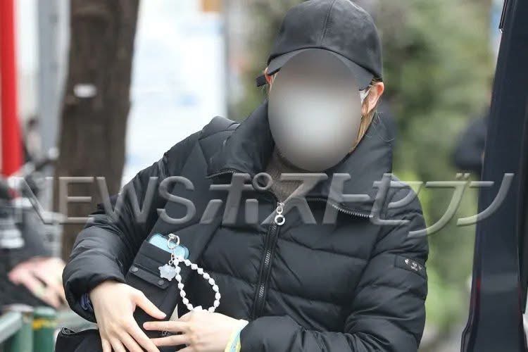 Mayu diện trang phục kín mít để lộ tóc vàng khi xuất hiện ngoài phố