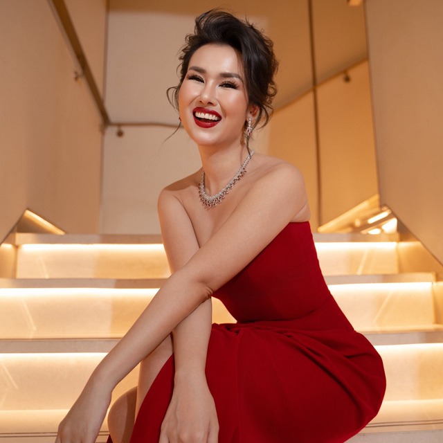 Nữ ca sĩ Võ Hạ Trâm trên sân khấu