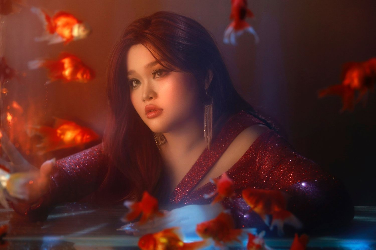 Hình ảnh nữ ca sĩ trong MV Lưới tình