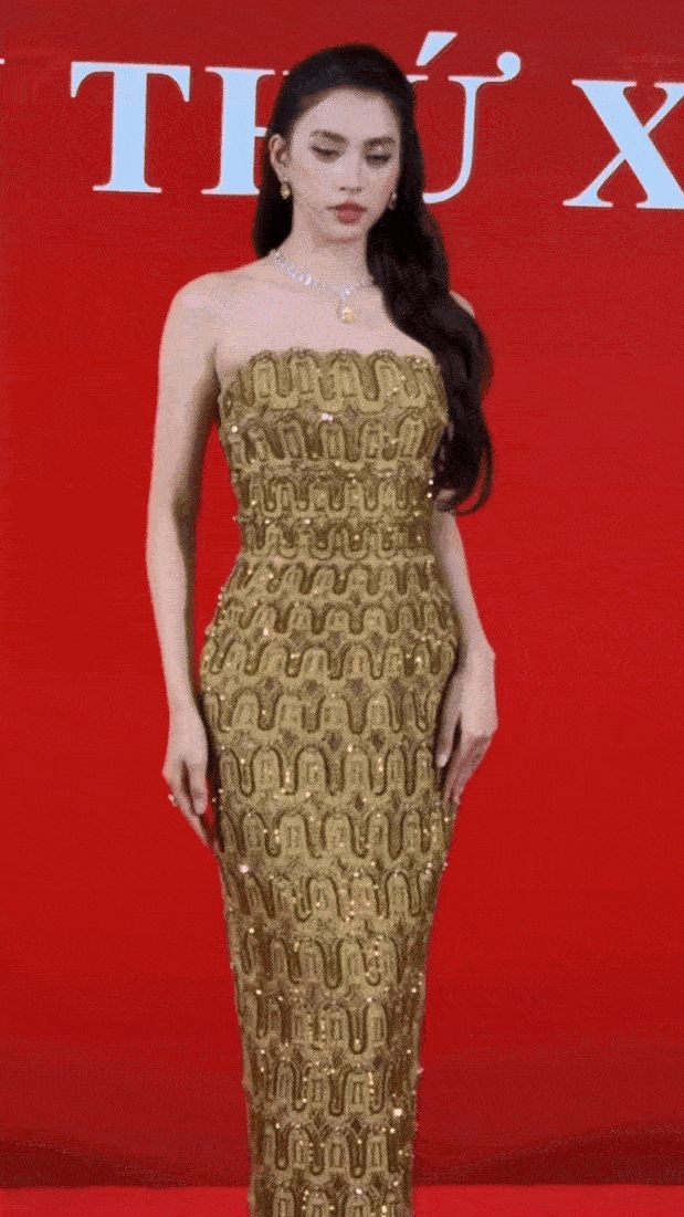 Tiểu Vy khoe nhan sắc thành thần tại thảm đỏ Liên hoan phim Việt Nam Tiểu Vy xuất hiện lộng lẫy tại thảm đỏ LHP