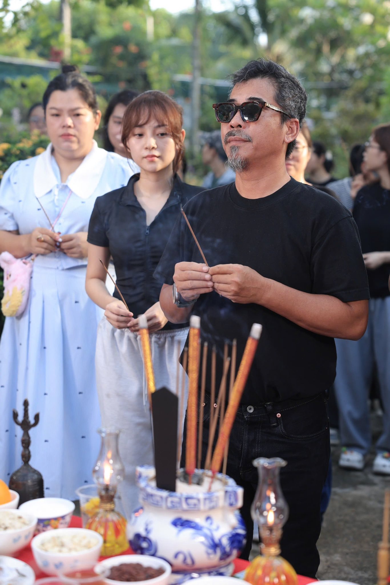 Nam đạo diễn phim doanh thu trăm tỷ, lấy vợ kém 12 tuổi Đạo diễn Trung Lùn trên phim trường