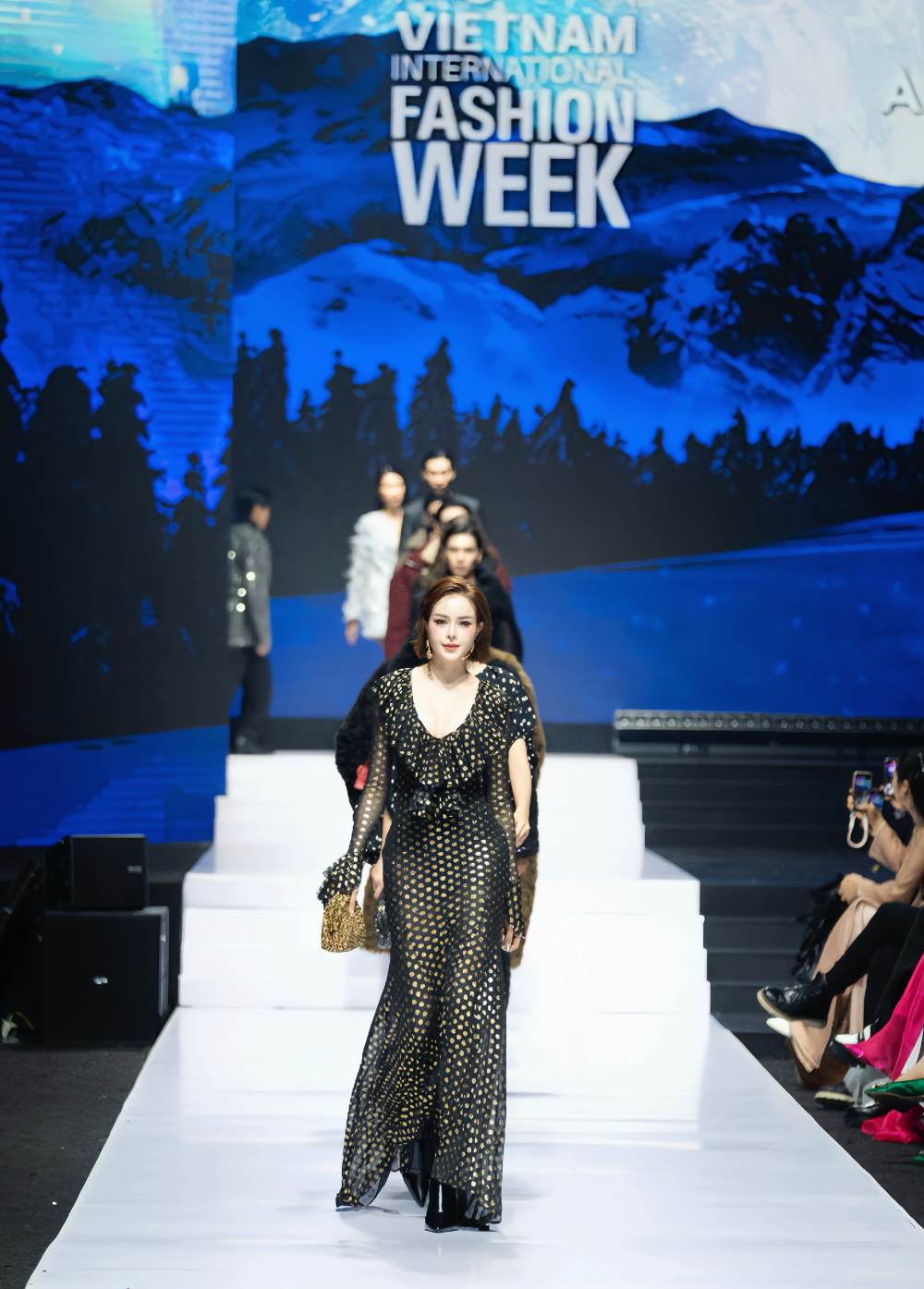 Sella Trương trên sàn diễn thời trang