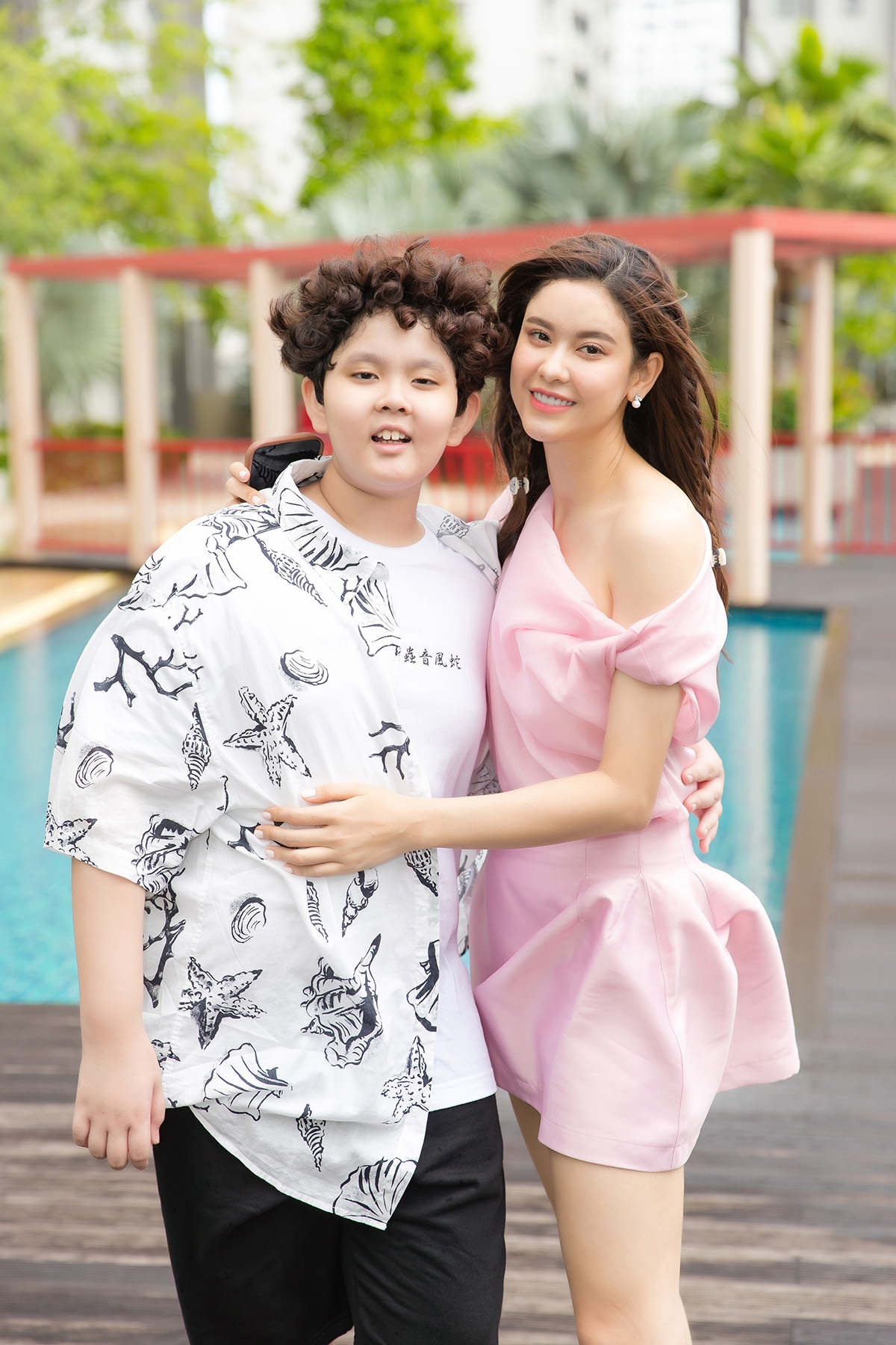 Trương Quỳnh Anh bên con trai khi trưởng thành