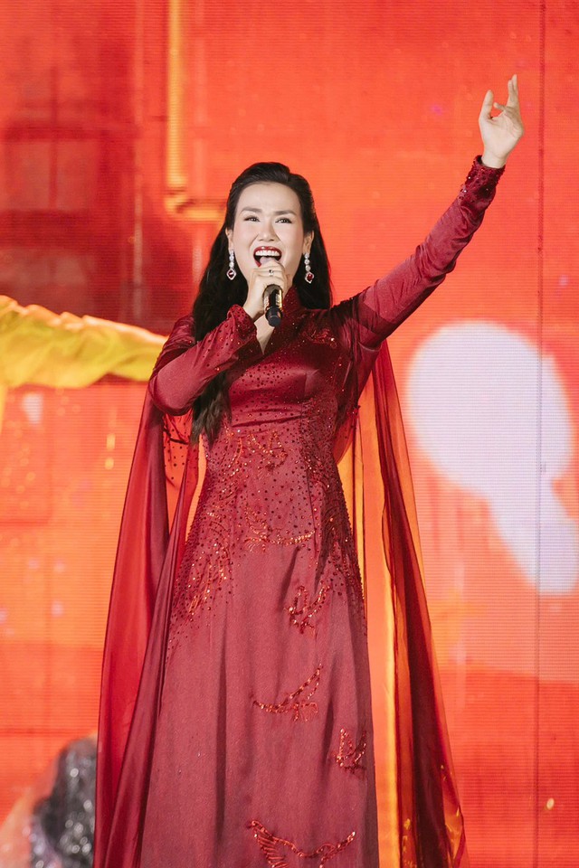 Nữ ca sĩ tại sự kiện âm nhạc ở Đà Nẵng