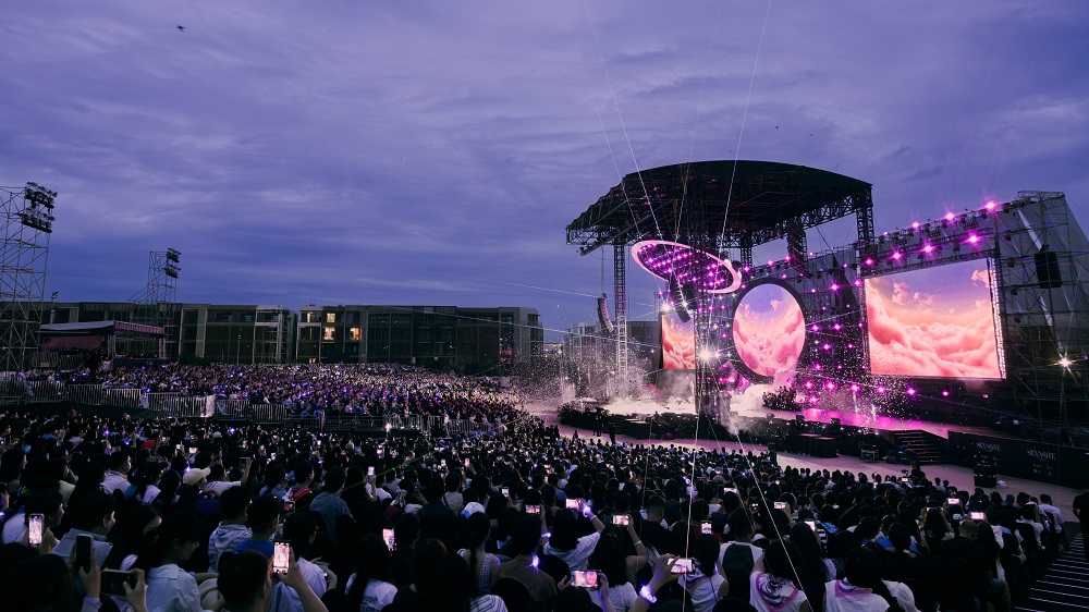 Quốc Thiên bật khóc trong live concert 10.000 khán giả- Ảnh 2. Quốc Thiên biểu diễn nhiều cung bậc cảm xúc