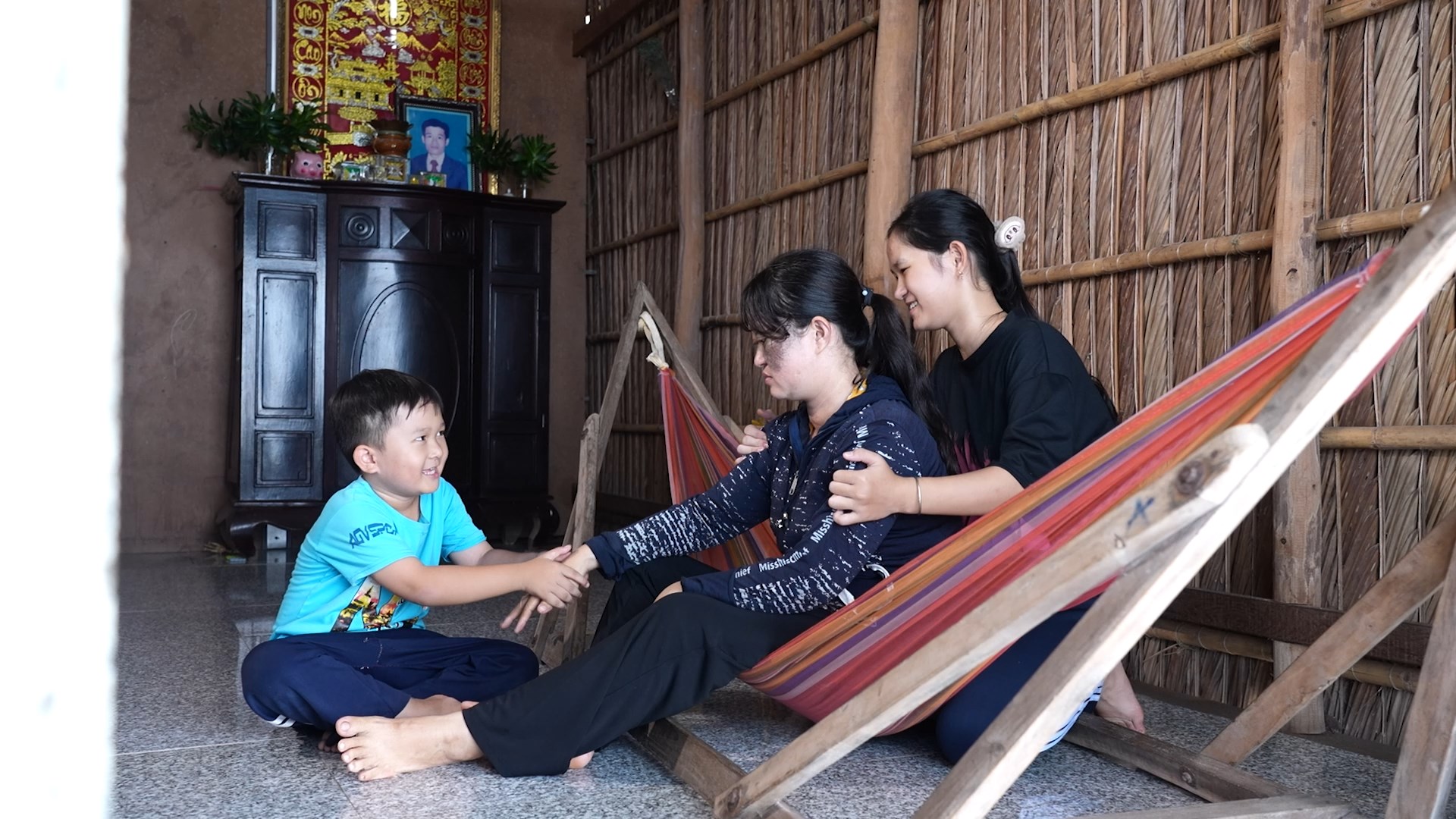 Nam ca sĩ mua nhà 8 tỷ bật khóc nức nở- Ảnh 1. Gia đình em Diễm Quỳnh