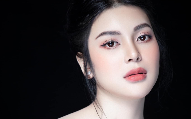 Lily Chen thay avatar hoa sen trắng