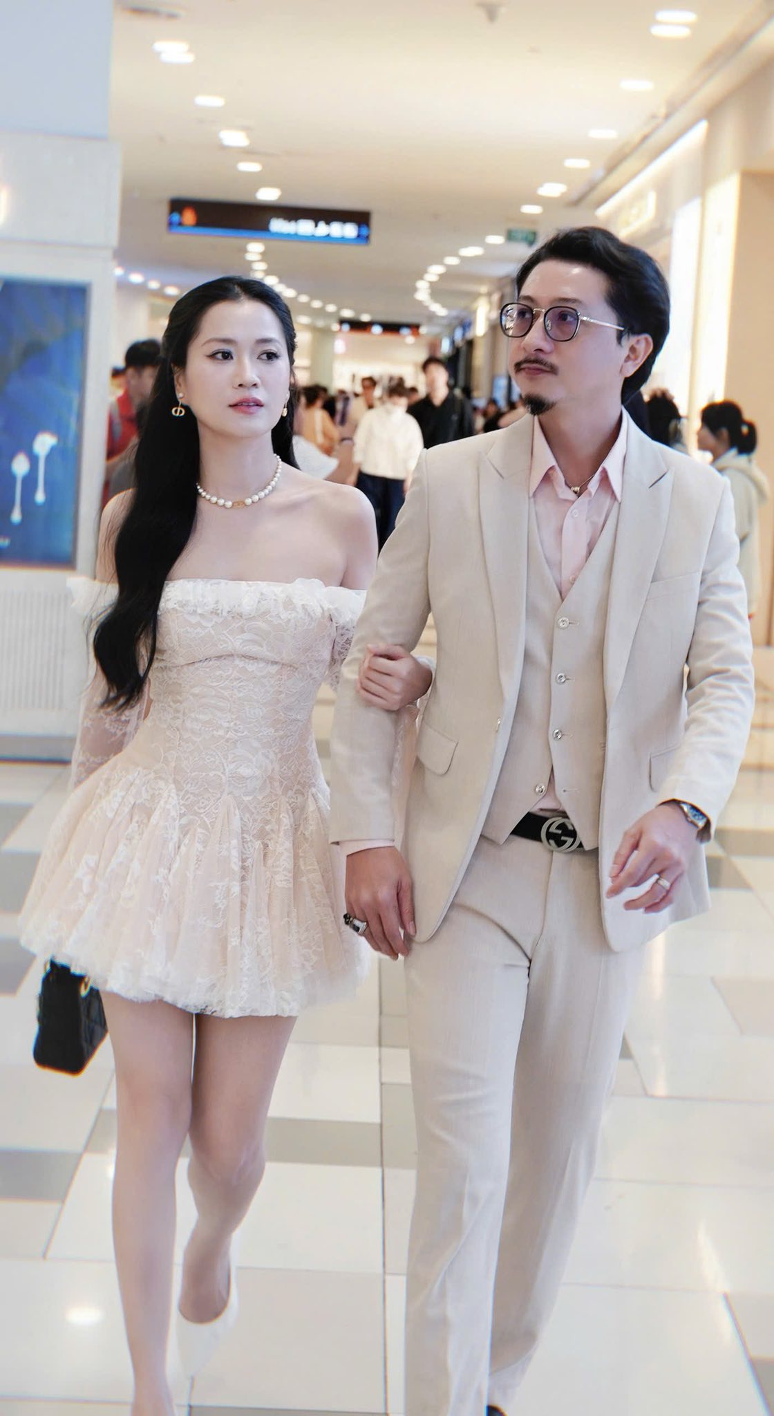 Tranh cãi chồng Lâm Vỹ Dạ để gái lạ khoác tay trên thảm đỏ - Ảnh 4. Cuộc sống hôn nhân của Hứa Minh Đạt và Lâm Vỹ Dạ được nhiều người ngưỡng mộ