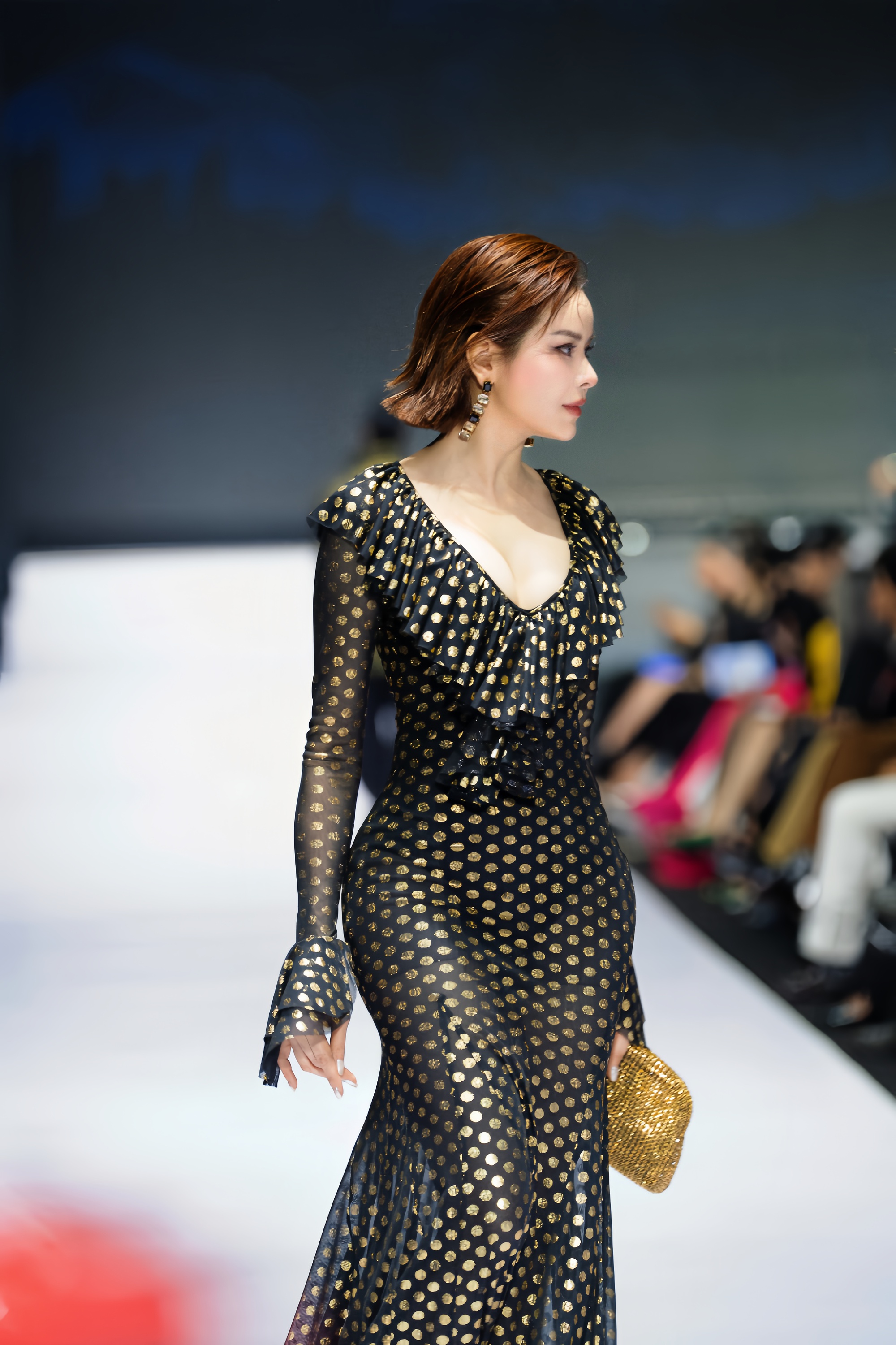 Phong cách catwalk sắc nét của Sella Trương