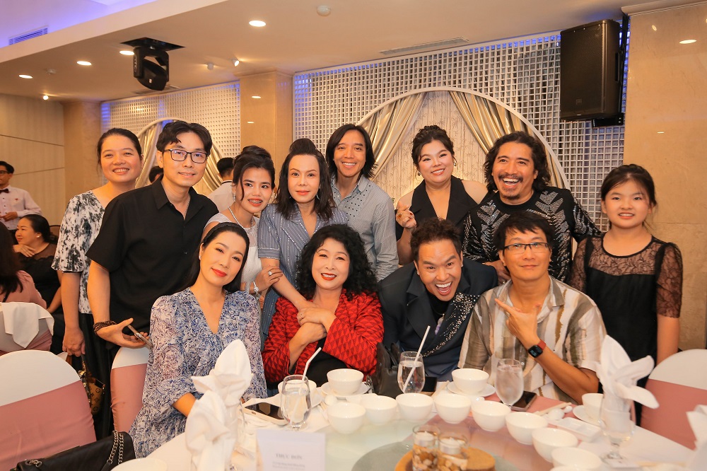 Nghệ sĩ đến dự tiệc sinh nhật