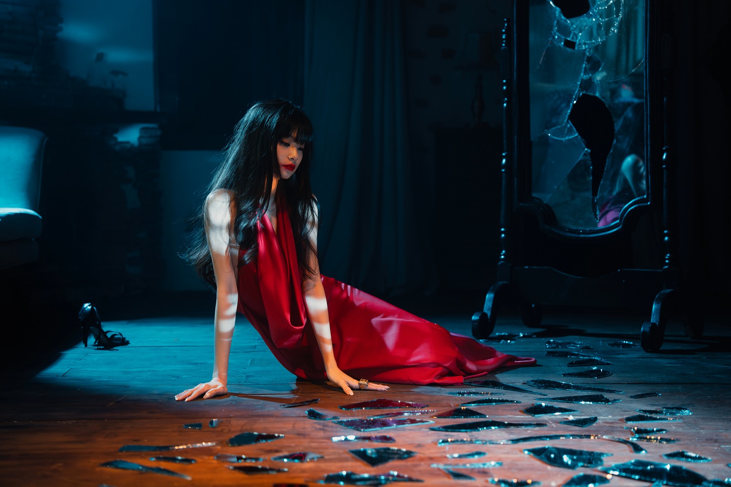 Cảnh quay đầy cảm xúc trong MV Ánh trăng giả dối