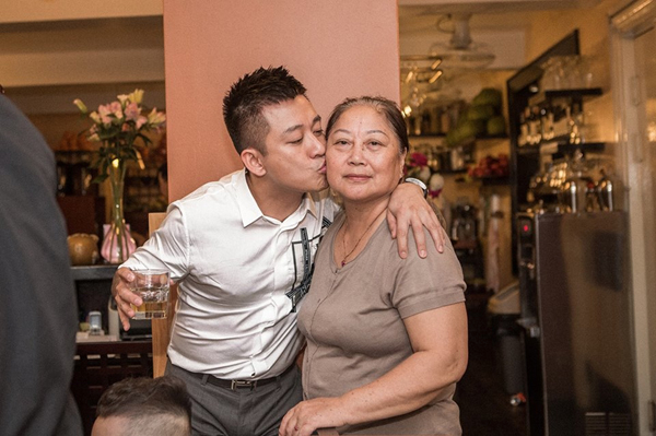 Tuấn Hưng và mẹ. Tuấn Hưng cùng mẹ trong khoảnh khắc thân mật