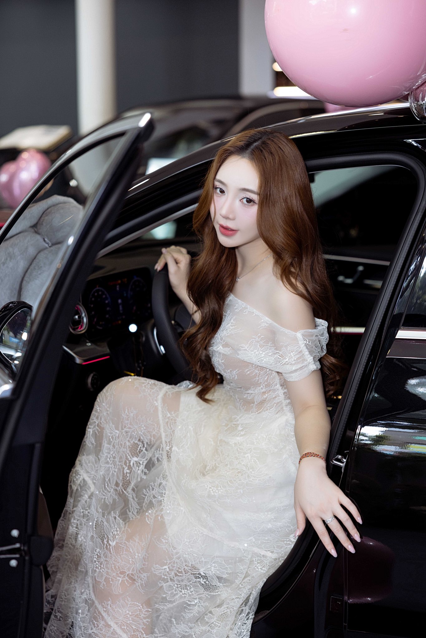 Quỳnh Kool bên căn nhà cao cấp