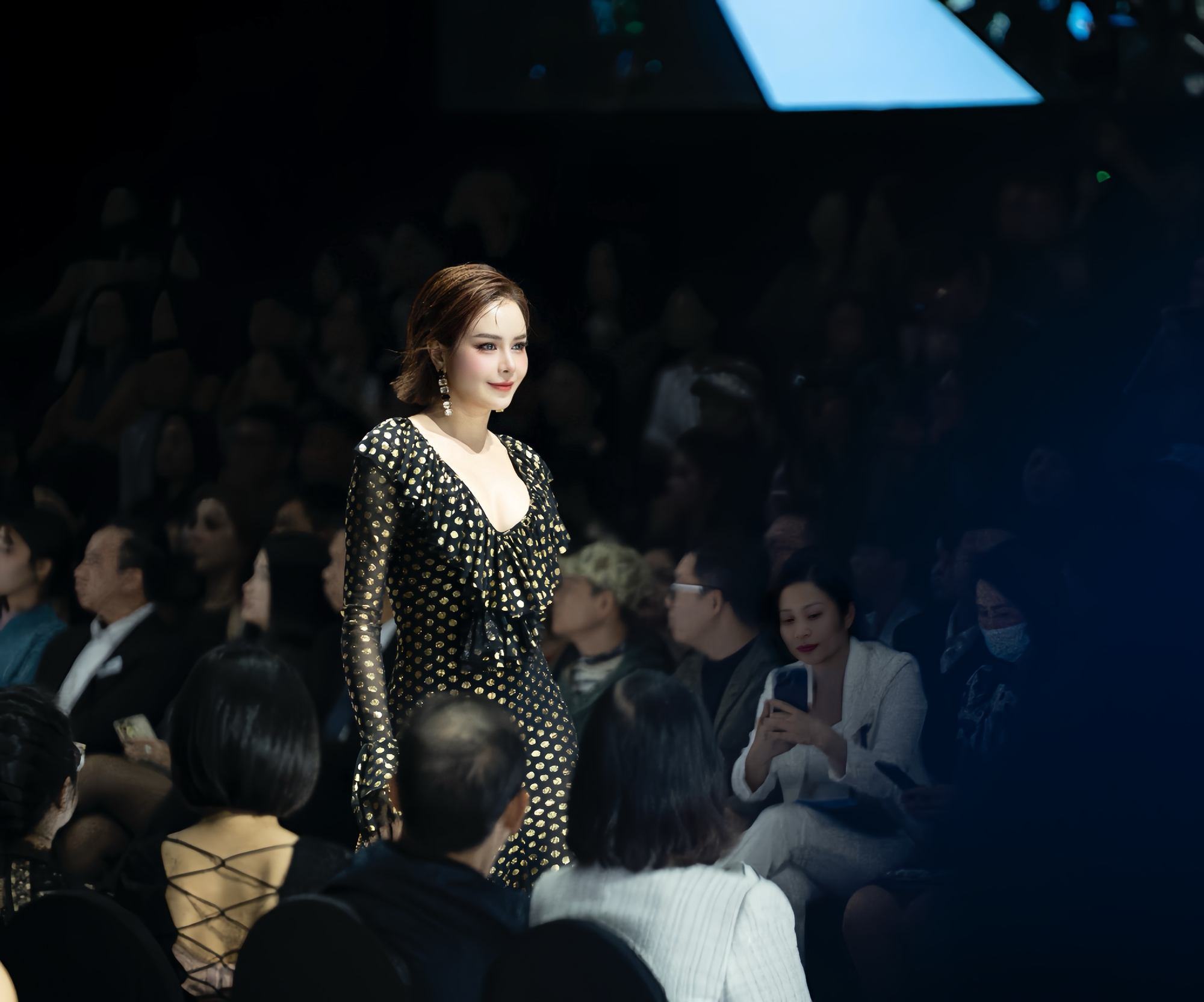 Sella Trương trình diễn váy đuôi cá chấm bi