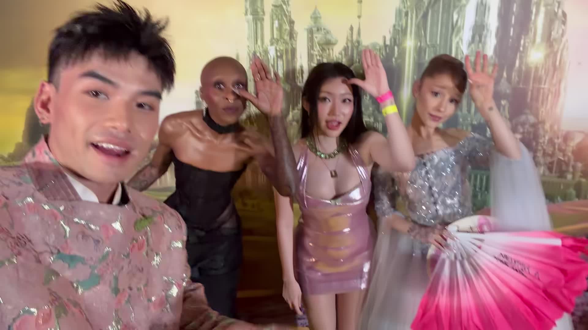 Ariana Grande đu trend 'Em chào sếp' với Orange