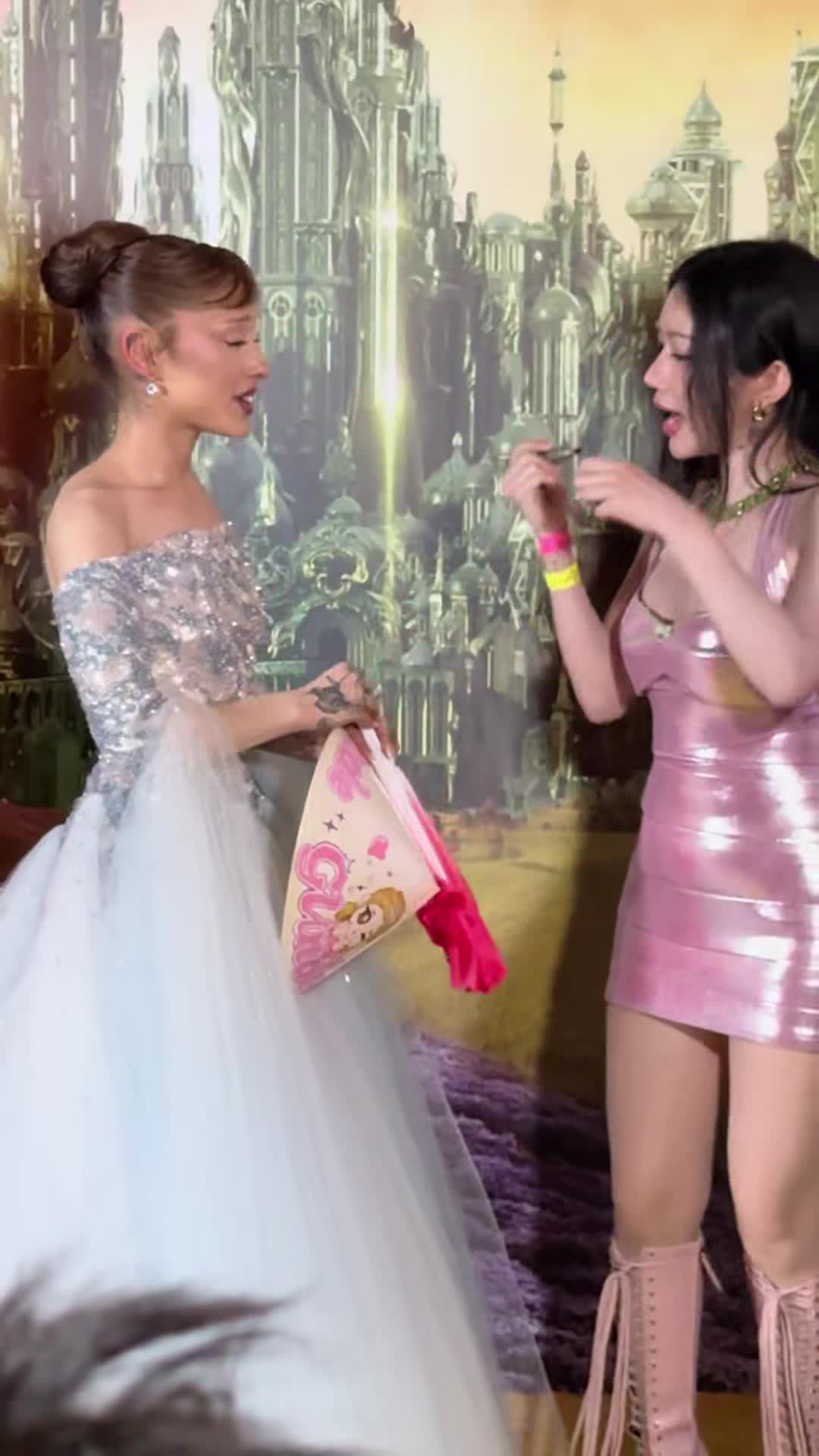 Ca sĩ Orange nhận chữ ký của Ariana Grande và hứa giữ gìn cẩn thận