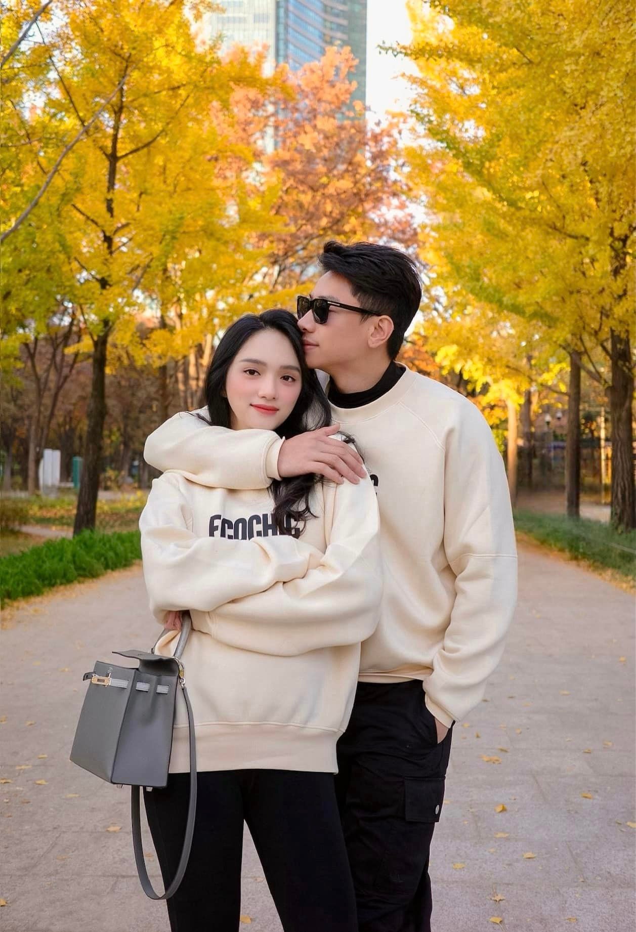 Hoa hậu Việt bị 'tóm' hẹn hò trai trẻ, ôm ấp sát rạt không chút e dè - Ảnh 5. Cặp đôi Vbiz khiến netizen 'hóng' nhất nhì Vbiz