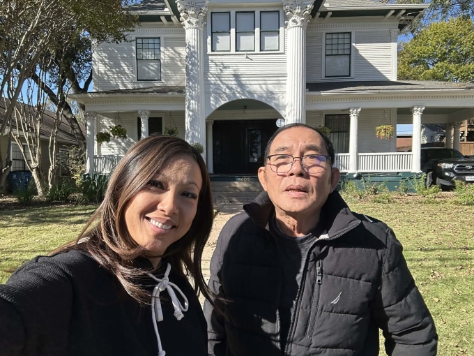Ngô Mỹ Uyên và bố đứng trước biệt thự mới Ngô Mỹ Uyên cùng bố trước biệt thự mới tại Mỹ