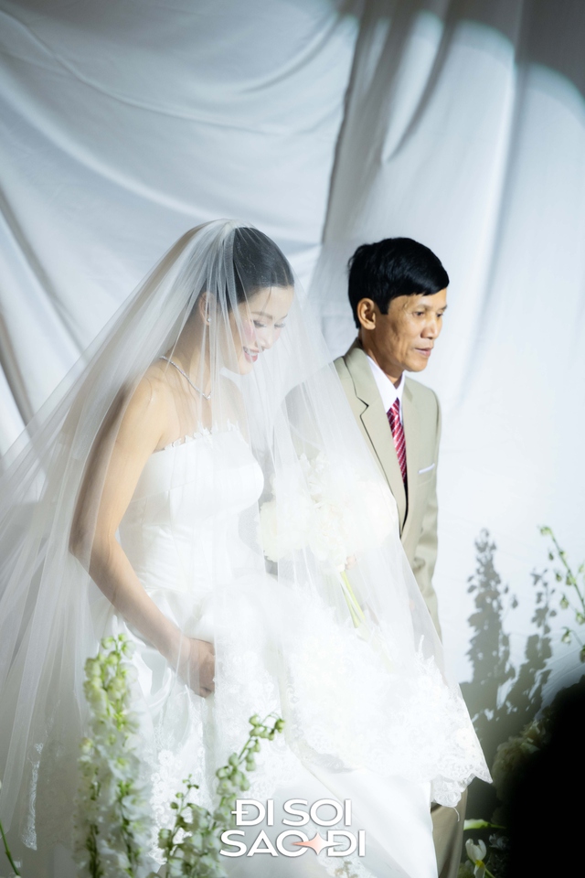 Hương Ly được bố dắt lên lễ đường Cô dâu Hương Ly bước vào lễ đường cùng bố