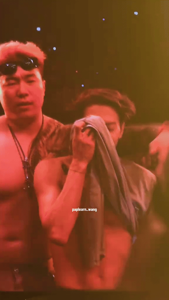 Nam thần GOT7 ngượng ngùng kéo áo che mặt Jackson kéo áo che mặt sau khi bị hôn