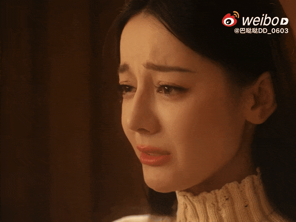 Cảnh khóc giả trân của Địch Lệ Nhiệt Ba Cảnh khóc không thuyết phục