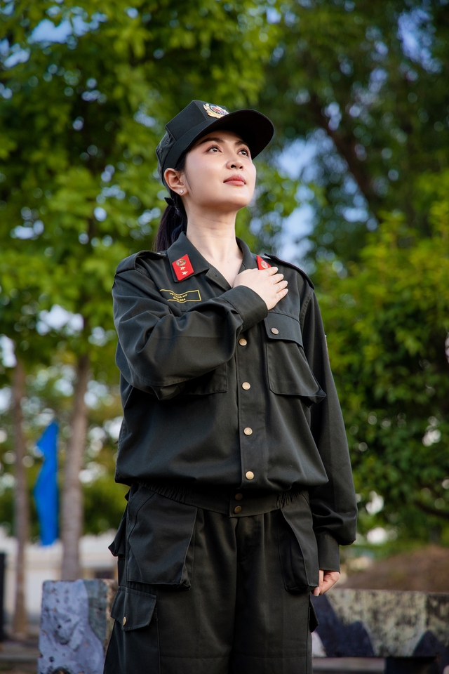 Mới đây, Nguyễn Duyên Quỳnh nhận 2 bằng khen của Bộ Tư lệnh Nguyễn Duyên Quỳnh nhận bằng khen Bộ Tư lệnh