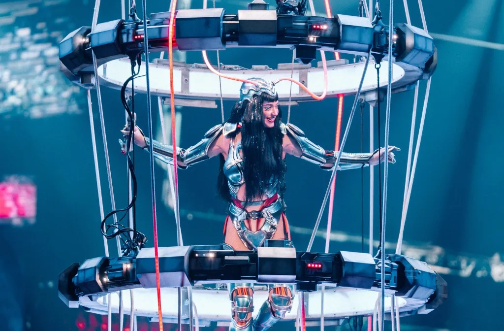 Nữ ca sĩ biểu diễn đầy năng lượng