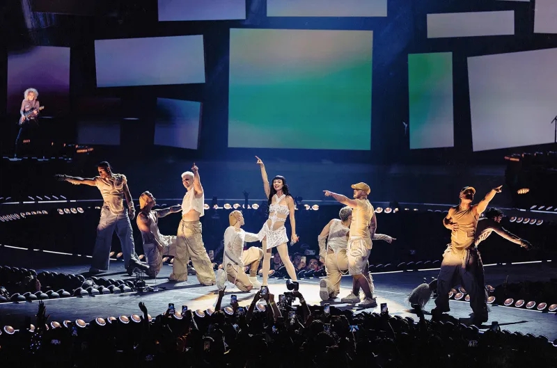 Vũ đoàn biểu diễn cùng nữ ca sĩ