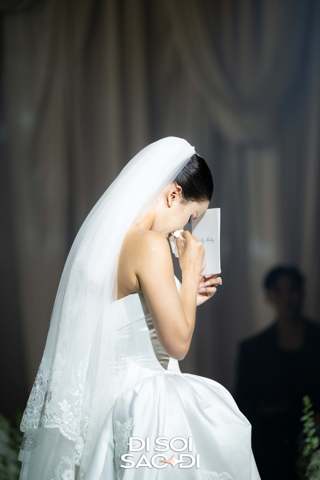 Nàng hậu xúc động khi nghe lời chân thành từ ông xã Hương Ly xúc động trên lễ đường