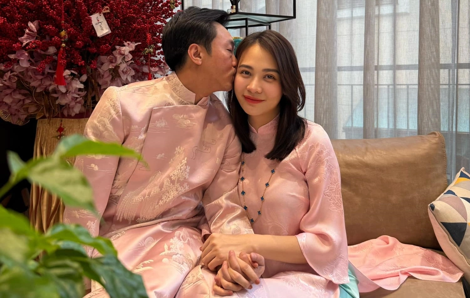 Cuộc sống viên mãn của cặp đôi Gia đình viên mãn sau nhiều năm gắn bó